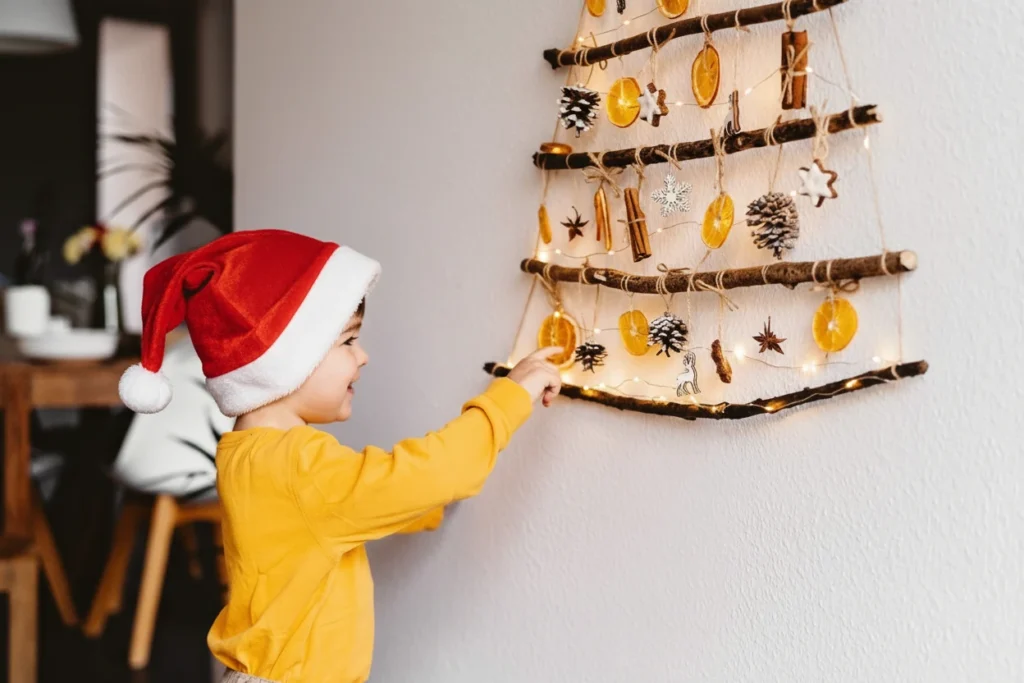 criança decorando uma Arvore de natal de parede