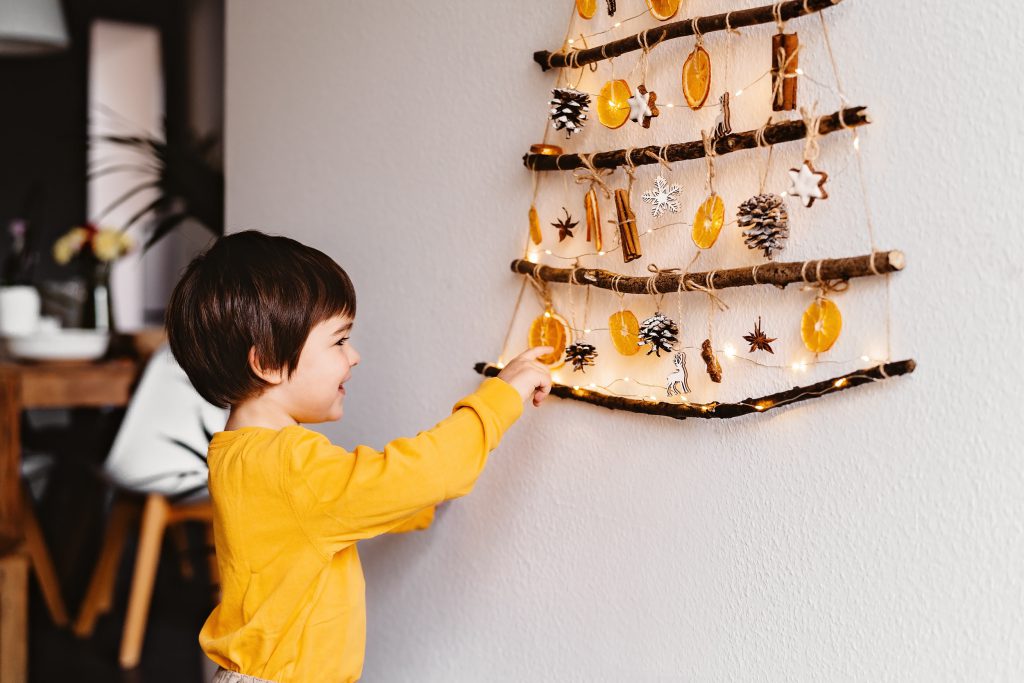 criança brincando com efeites de natal