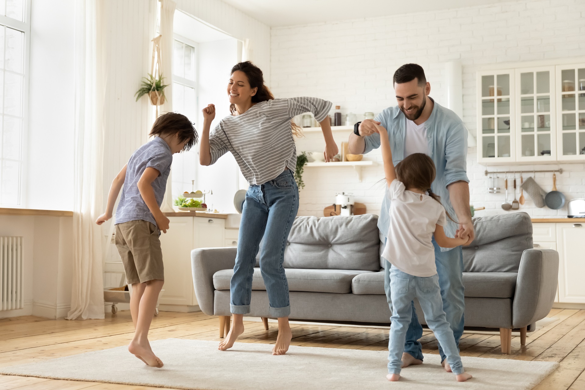 pais brincando de dançar com os filhos