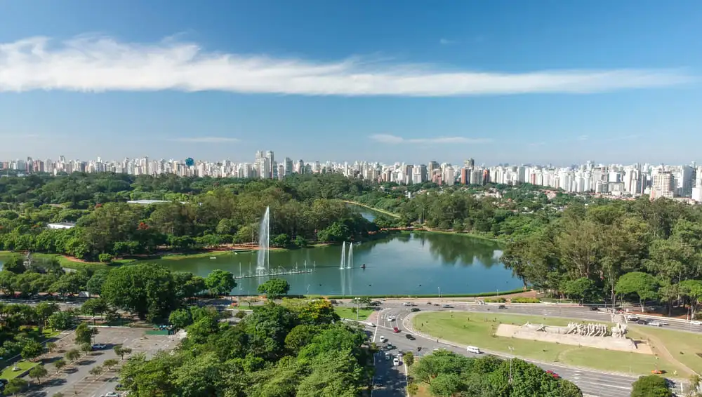 Parque Ibirapuera com vista para o bairro Campo Belo em São Paulo