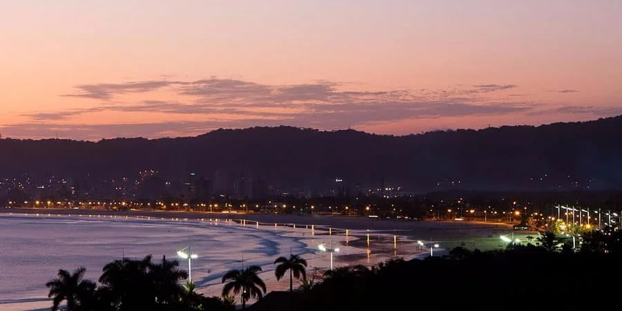 Praia do tombo no Guarujá a noite